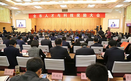 ʷ������˾���ø��M�A�s�@�R���пƌW(xu��)���g(sh��)��ߪ�